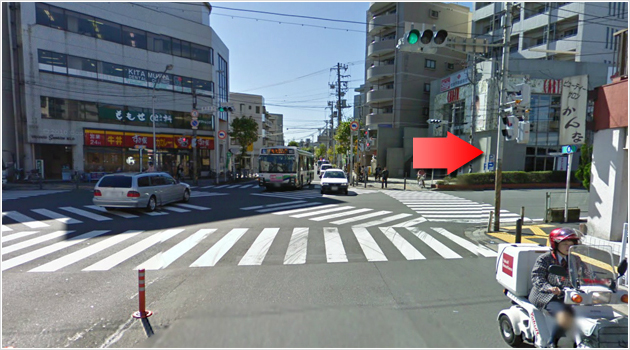 交差点を渡り、右手に進みます。